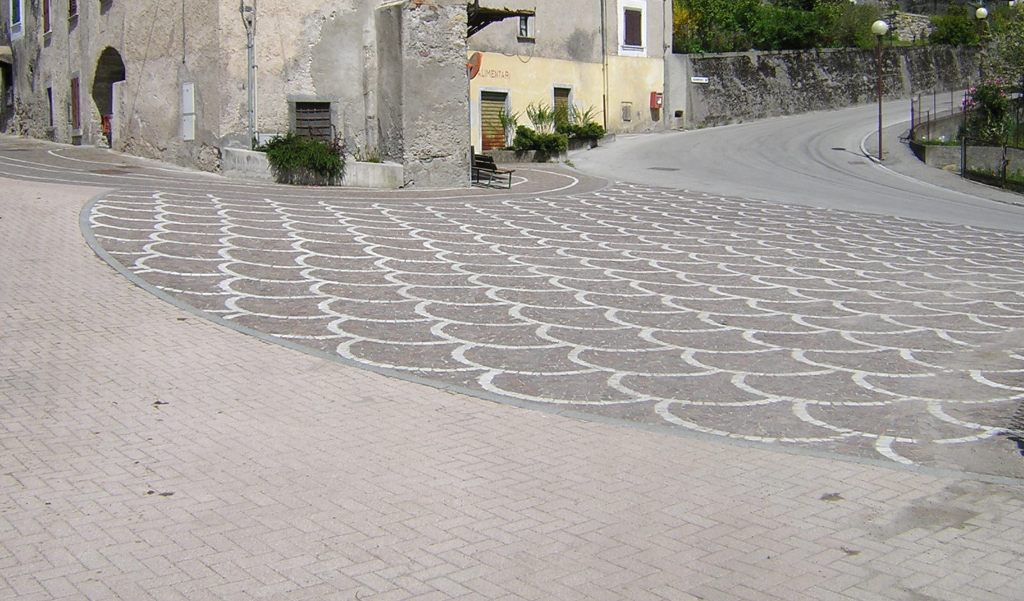 Lavori di arredo urbano, Cimego